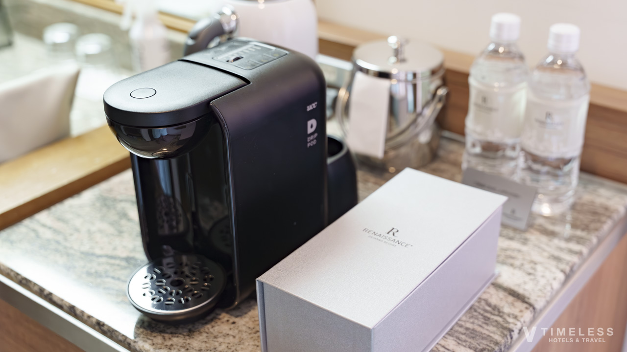 ミニバーは、UCCドリップポッド、ケトル、アイスペール、ミネラルウォーター