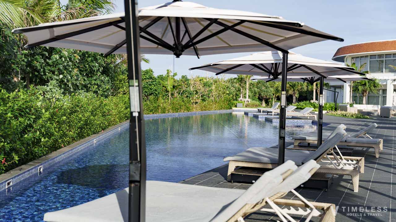 リクライニングチェアとパラソル