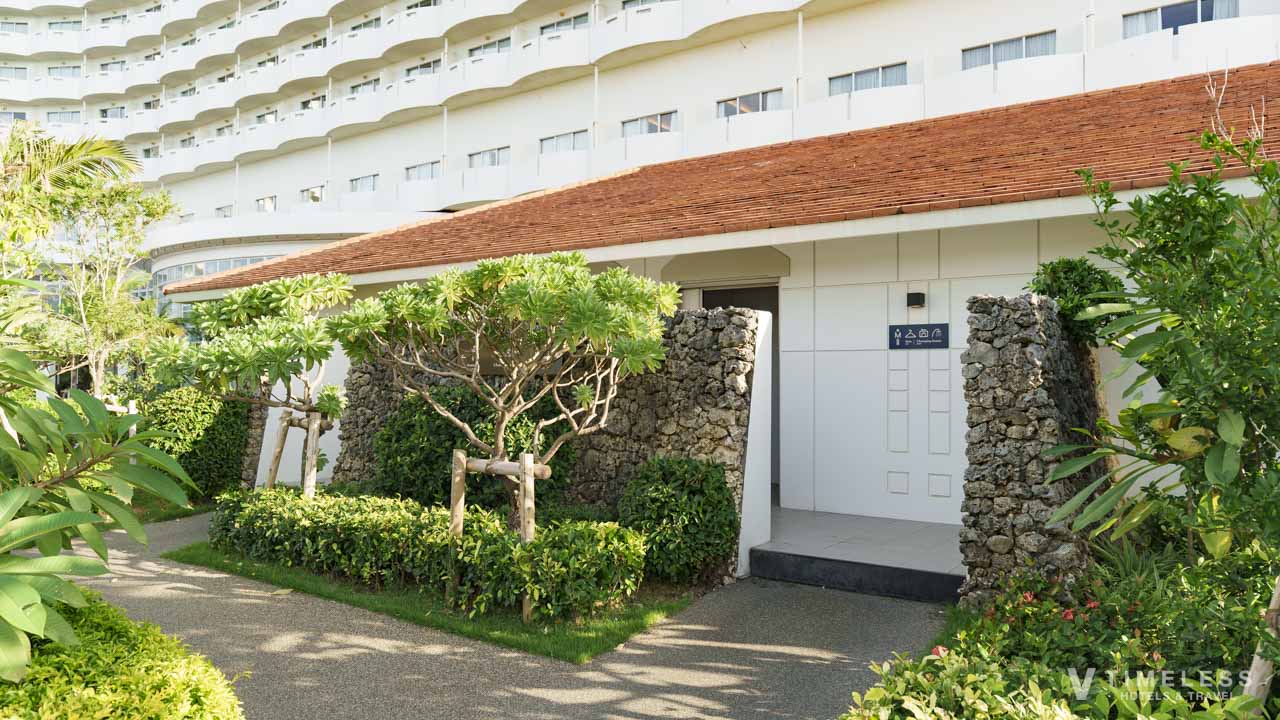 プールサイドには更衣室とトイレも完備