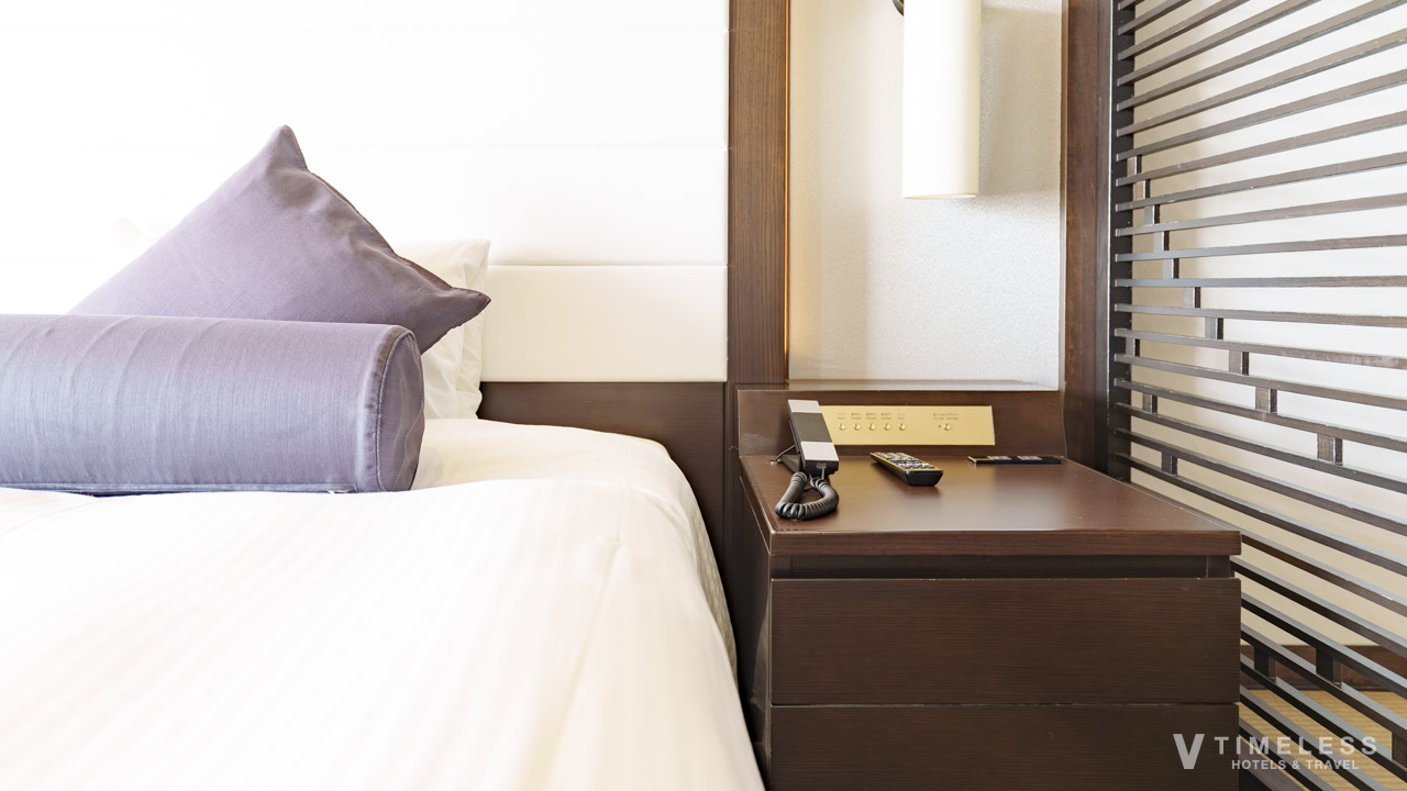 ベッドサイドには、電話や照明コントロール