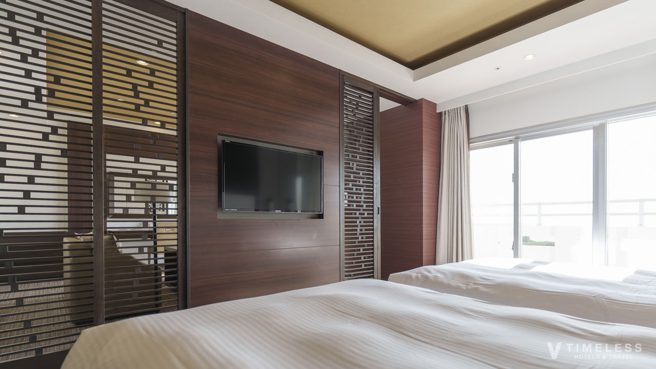 ベッドルームにもテレビを完備