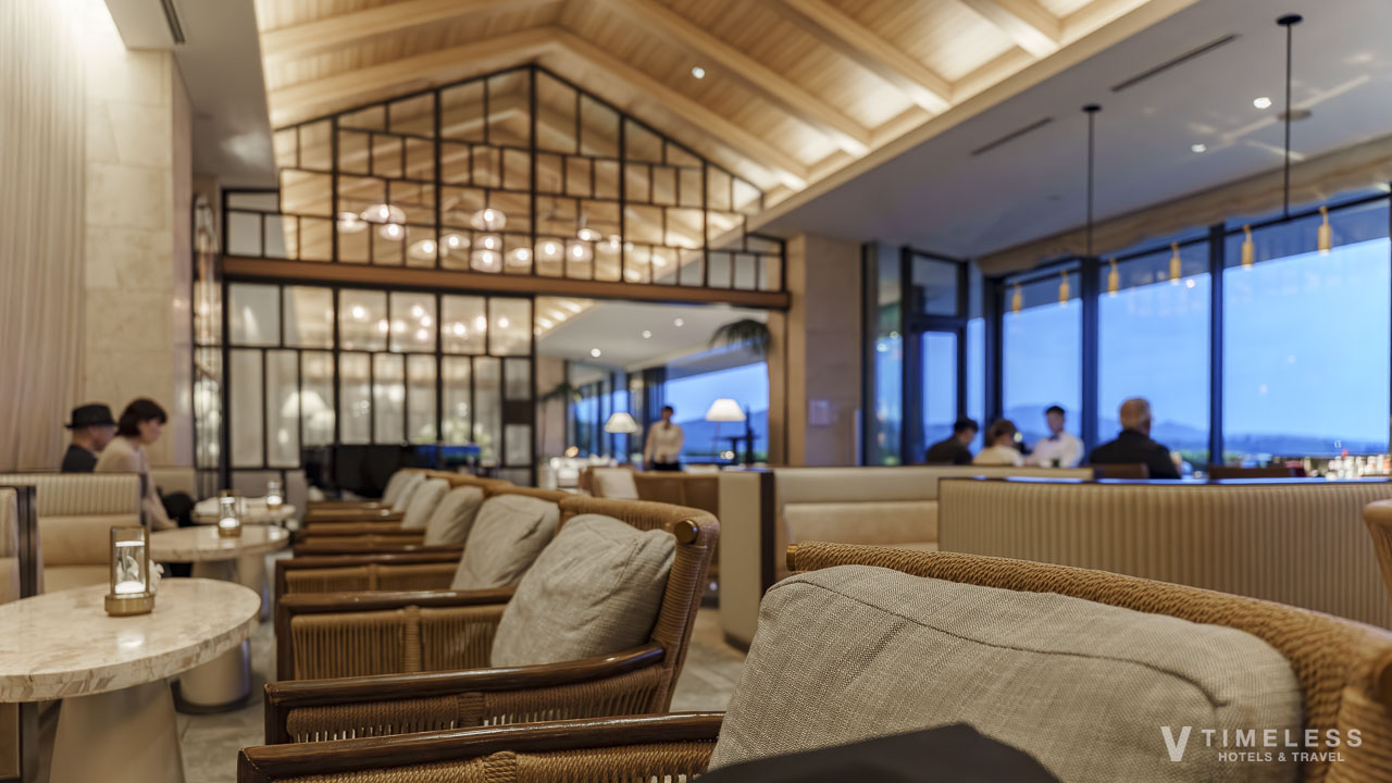 ハレクラニ沖縄 サンセットバーの夕暮れ時｜窓一面に広がる青い海と静かに流れる大人の時間