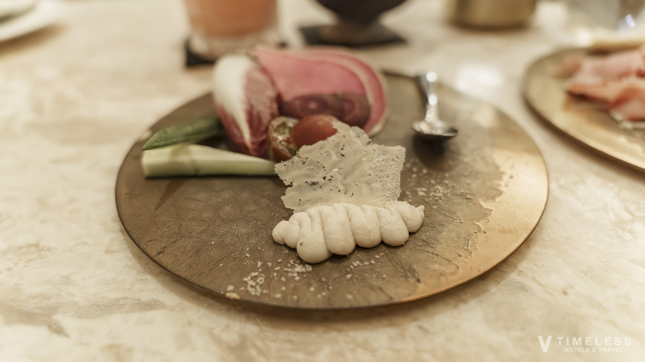 ハレクラニ沖縄 サンセットバーのアミューズ｜島豚のムースのパテと島野菜が美しく盛り付けられた上品な前菜