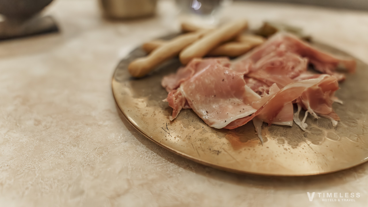 ハレクラニ沖縄 サンセットバーの軽食メニュー｜ワインに合う生ハムとグリッシーニの盛り合わせ