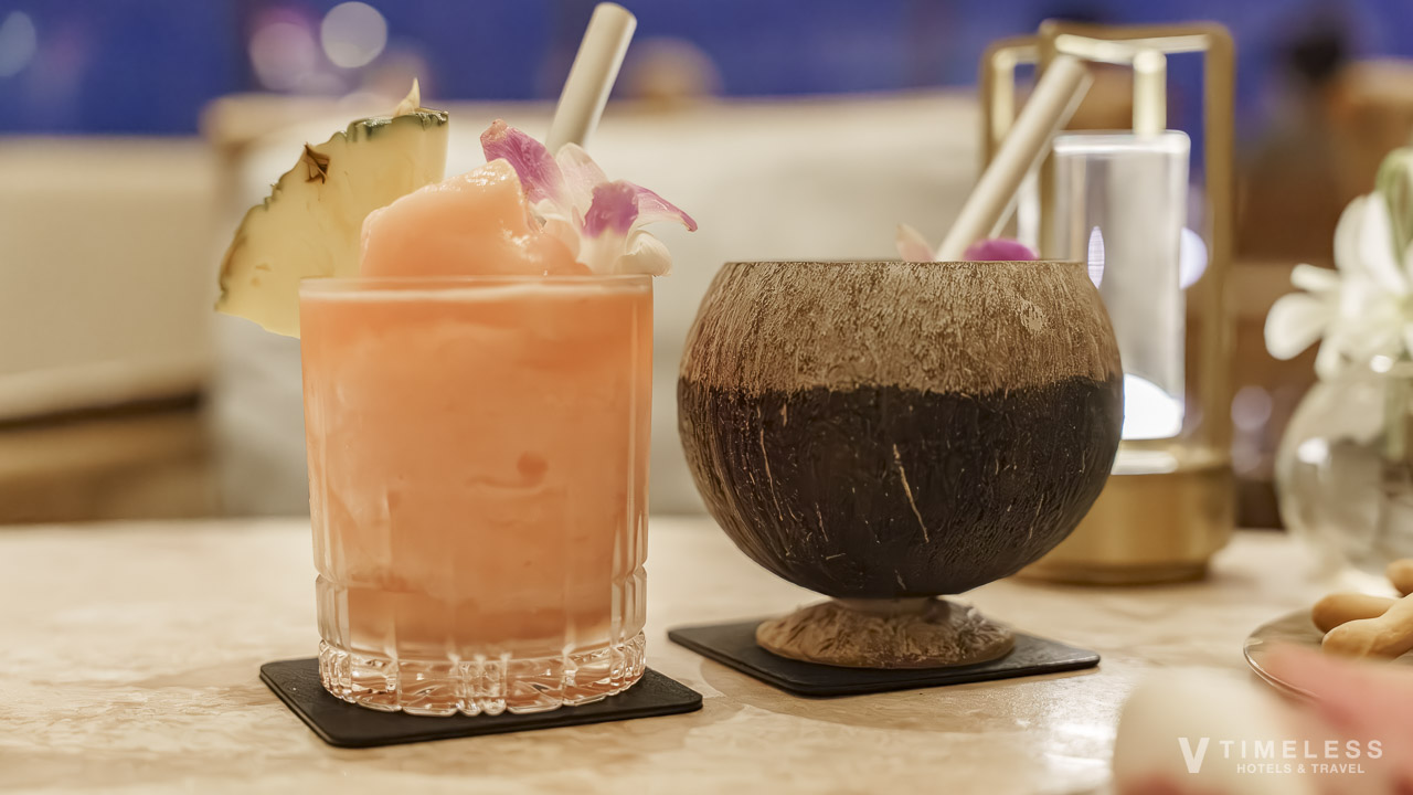 ハレクラニ沖縄 サンセットバーで楽しむオリジナルカクテル｜南国フルーツとココナッツを使った華やかな一杯