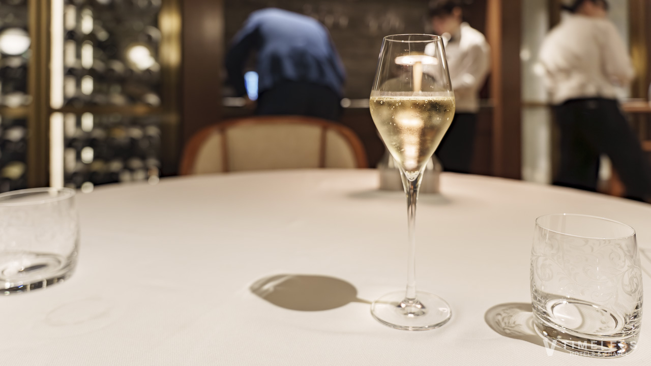ハレクラニ沖縄「KINGDOM」のダイニングで提供されるシャンパン