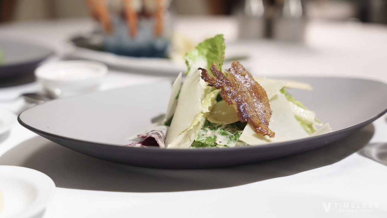 香ばしいベーコンとチーズが印象的なシーザーサラダ