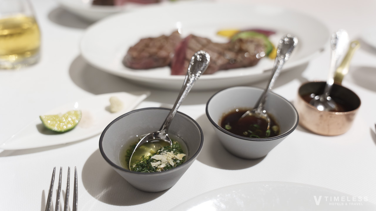 ステーキと三種類のソース｜素材の旨みを引き立てるシンプルな付け合わせ