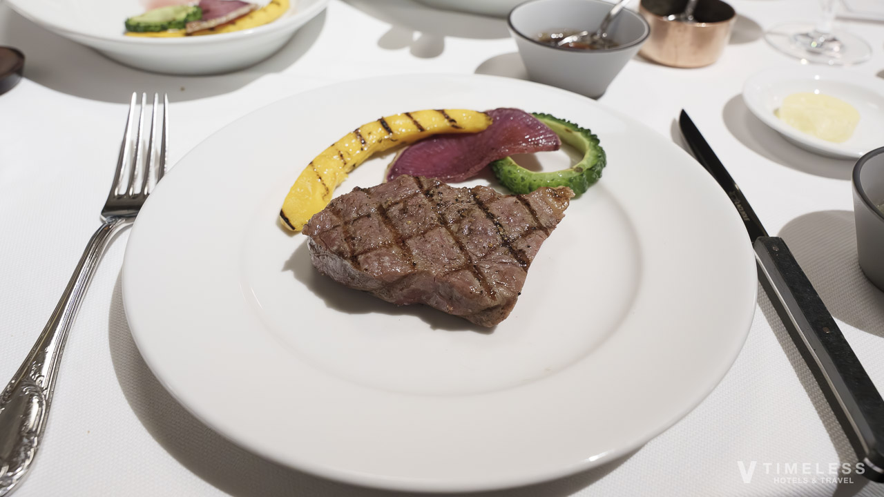 ステーキと彩り豊かな島野菜を添えた一皿