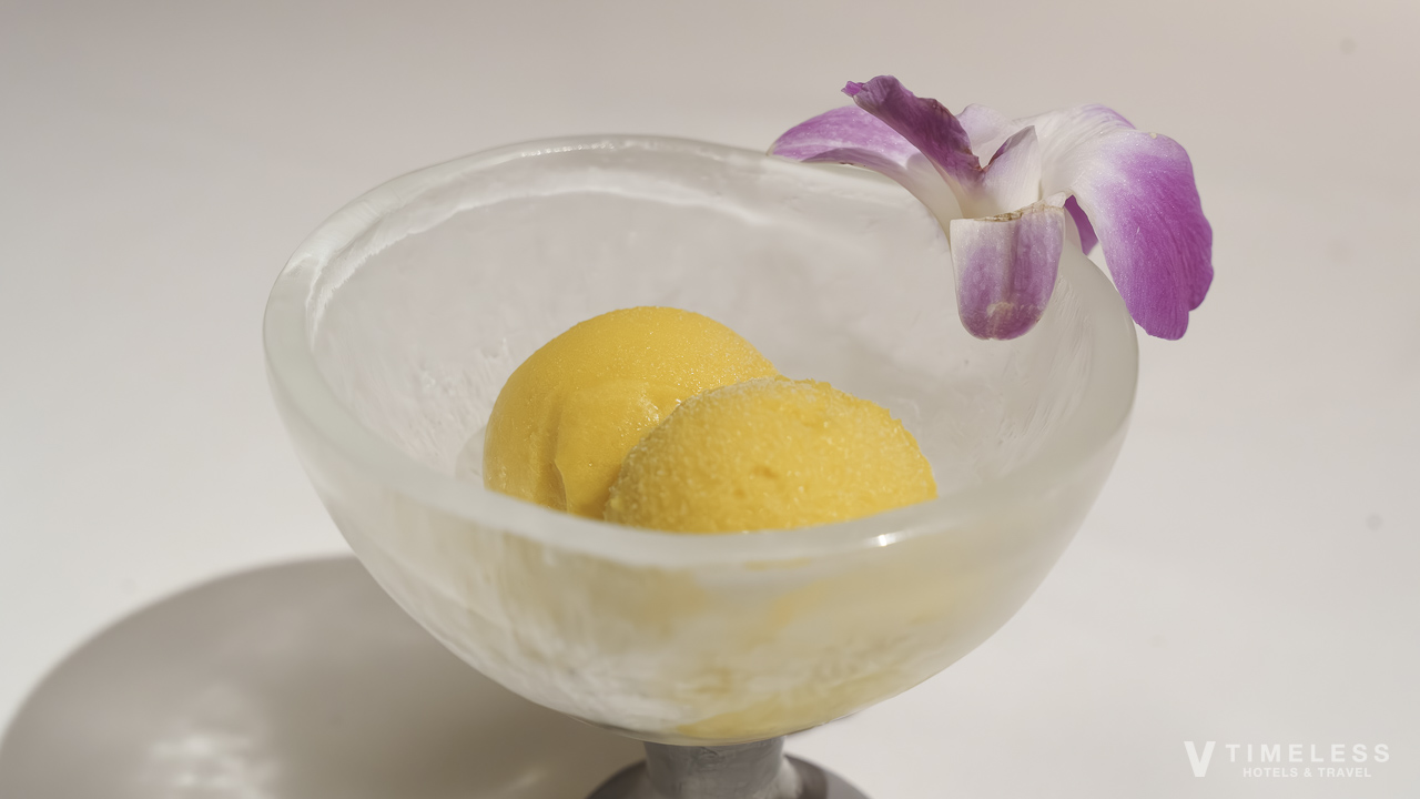 南国を感じる爽やかなシャーベットと上品な盛り付けのデザート