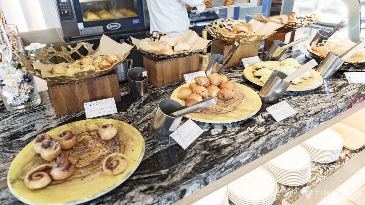 セイルフィッシュカフェ朝食ビュッフェの焼きたてクロワッサンとパン各種