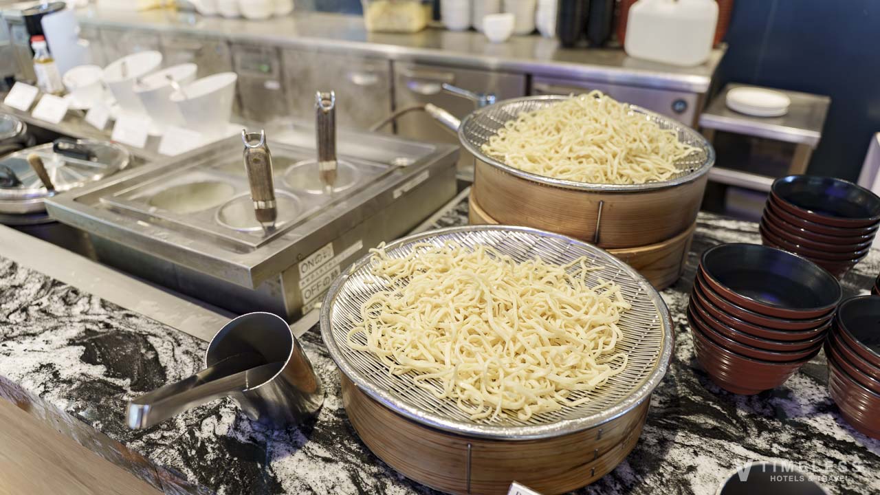 セイルフィッシュカフェの朝食ビュッフェで楽しめる沖縄そばコーナー