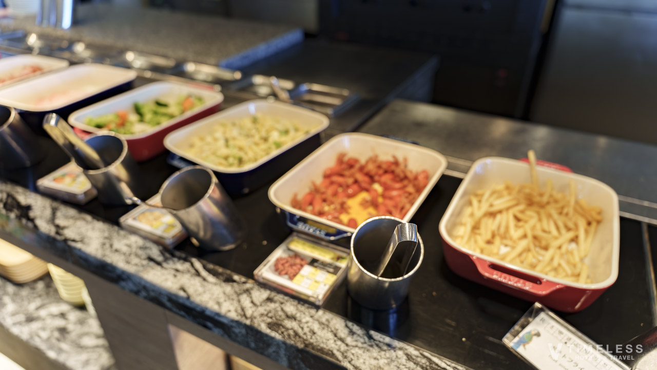 セイルフィッシュカフェ朝食ビュッフェのソーセージやポテトなどホットメニュー