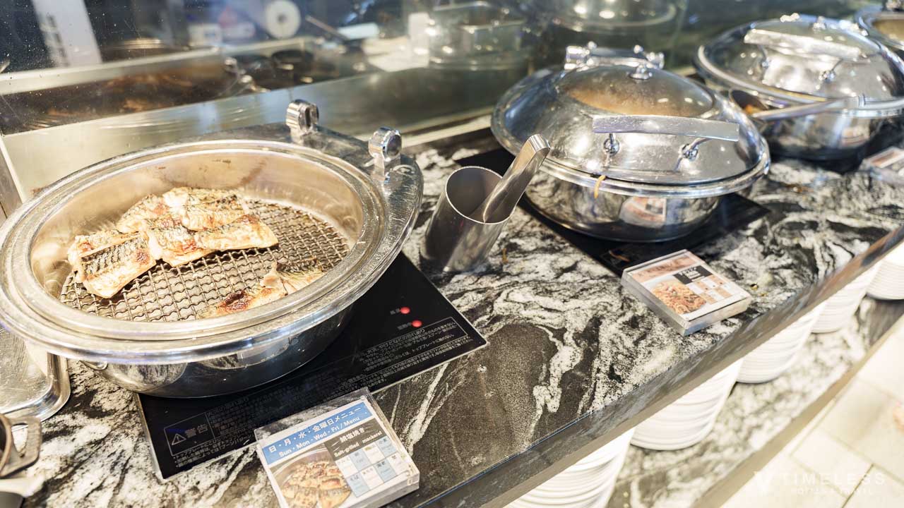 セイルフィッシュカフェ朝食ビュッフェの香ばしく焼かれた魚料理と温製和食