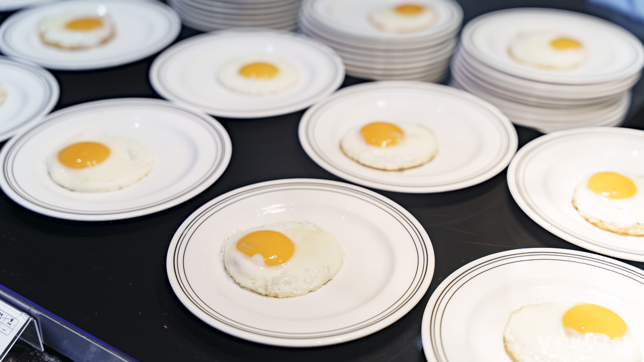 セイルフィッシュカフェ朝食ビュッフェで並ぶ焼きたて目玉焼きプレート