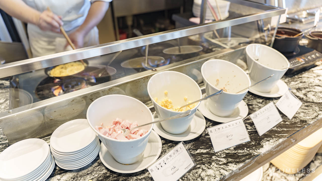 セイルフィッシュカフェ朝食ビュッフェのオムレツ用トッピングと具材コーナー