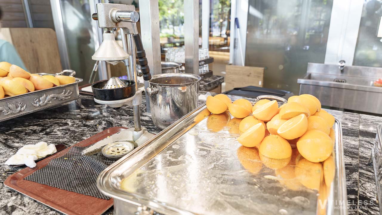 セイルフィッシュカフェ朝食ビュッフェのフレッシュオレンジジュースマシン