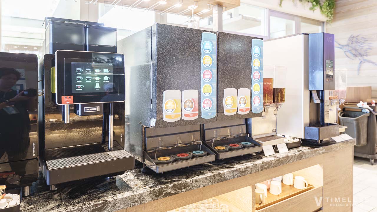 セイルフィッシュカフェ朝食ビュッフェのコーヒーマシンとドリンクバー