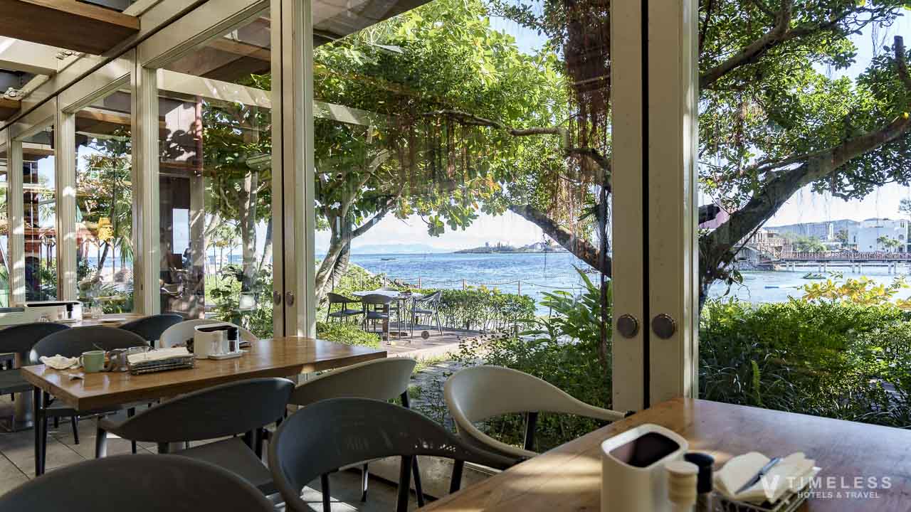 セイルフィッシュカフェ朝食ビュッフェ会場から望む海とテラス席