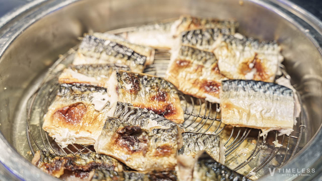 セイルフィッシュカフェ朝食ビュッフェの香ばしく焼かれた魚料理