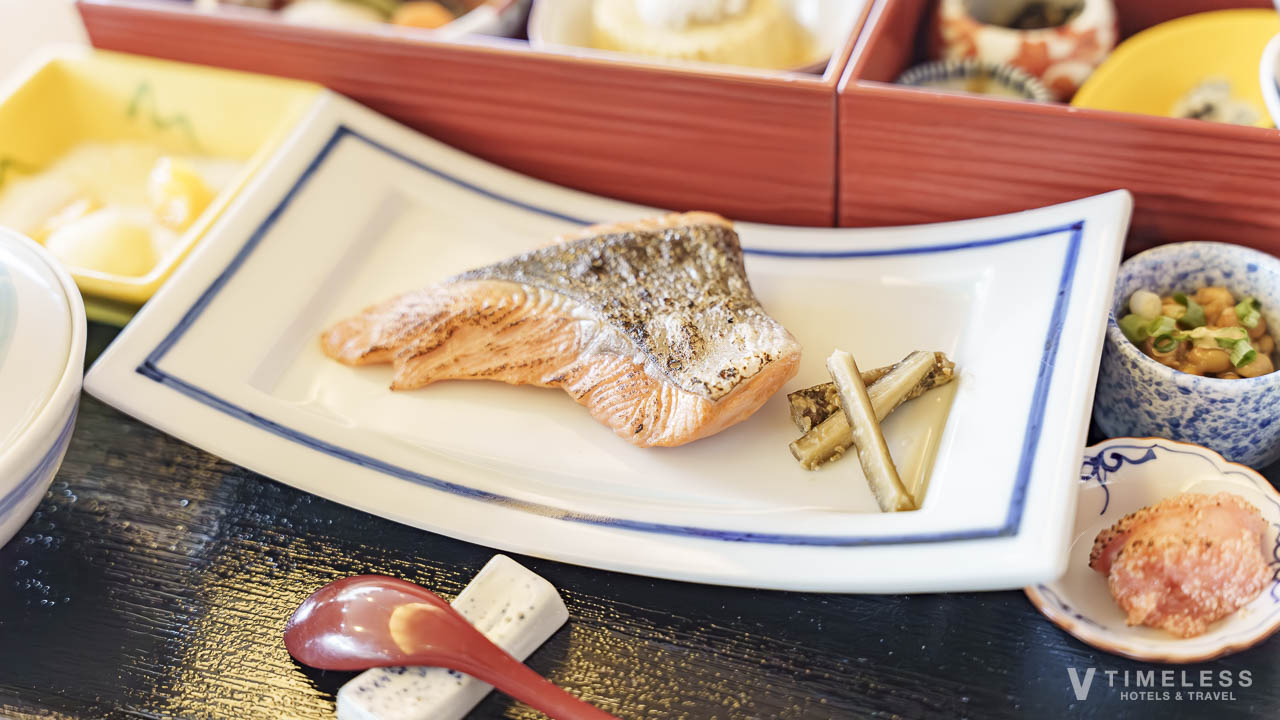 彩の朝食の焼き鮭と和の副菜|上品に盛り付けられた和朝食