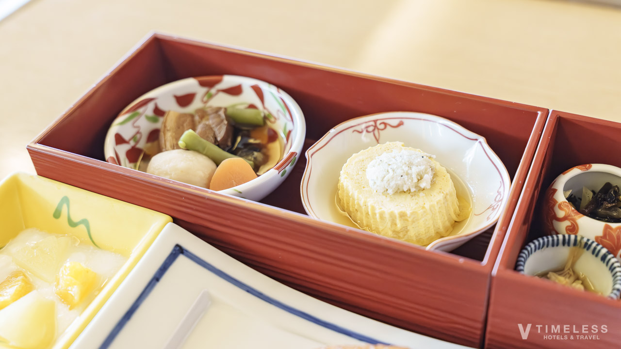 彩の朝食の小鉢料理とだし巻き玉子の盛り合わせ