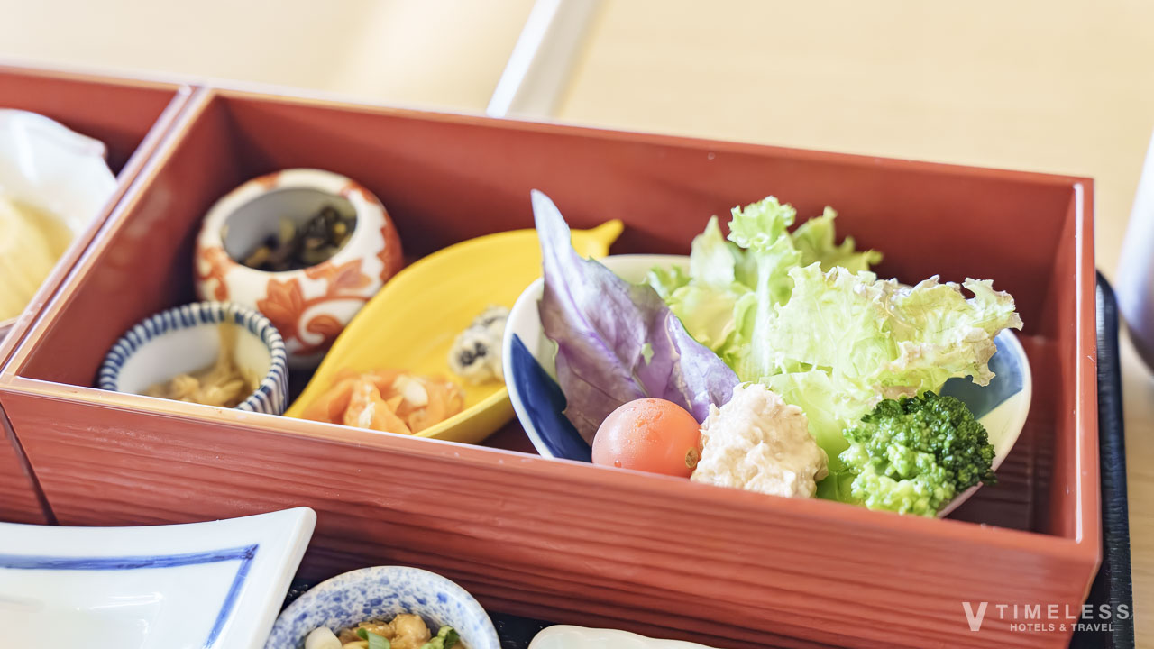 彩の朝食の彩り野菜と和惣菜の盛り合わせ