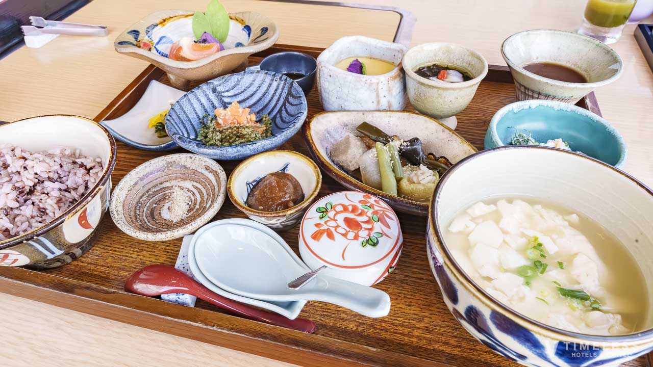 彩の朝食として提供される琉球朝食膳の全体風景と多彩な沖縄料理が並ぶ和朝食セット
