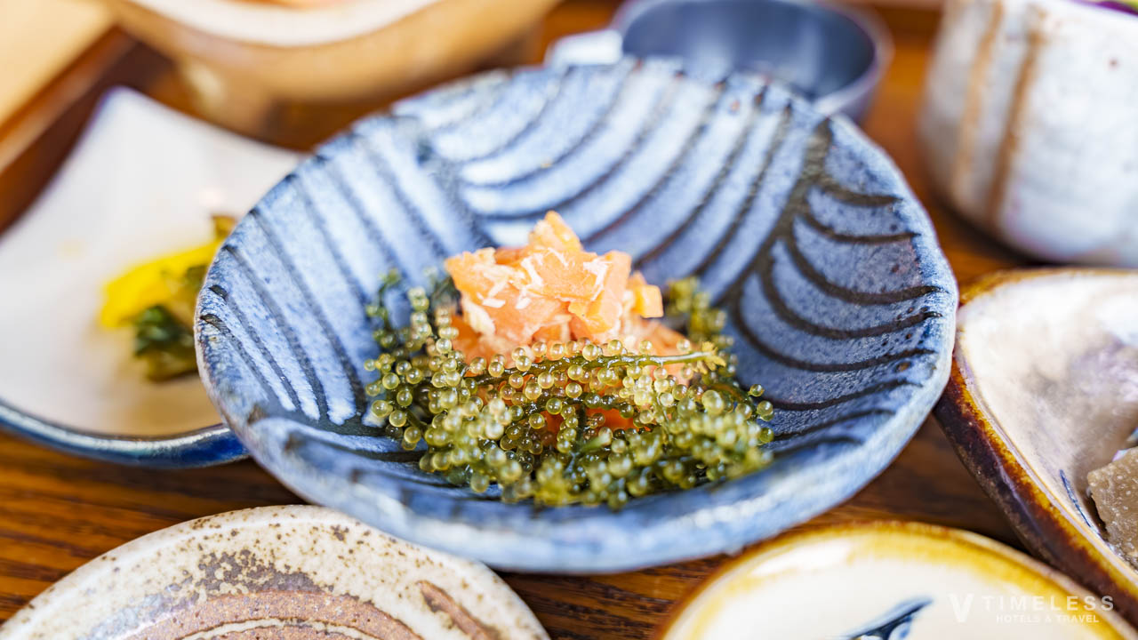 彩の朝食で味わえる海ぶどうと人参シリシリ