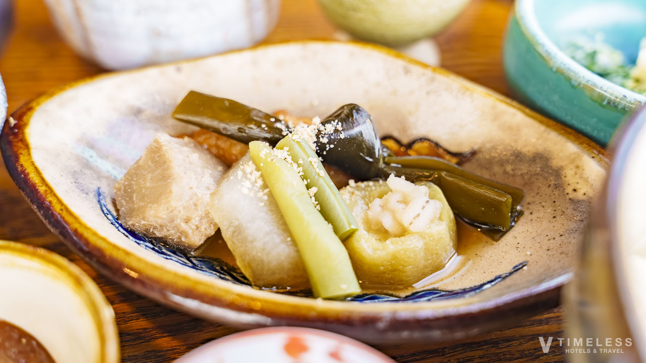 彩の朝食に並ぶ島野菜や根菜を使った優しい味わいの煮物料理