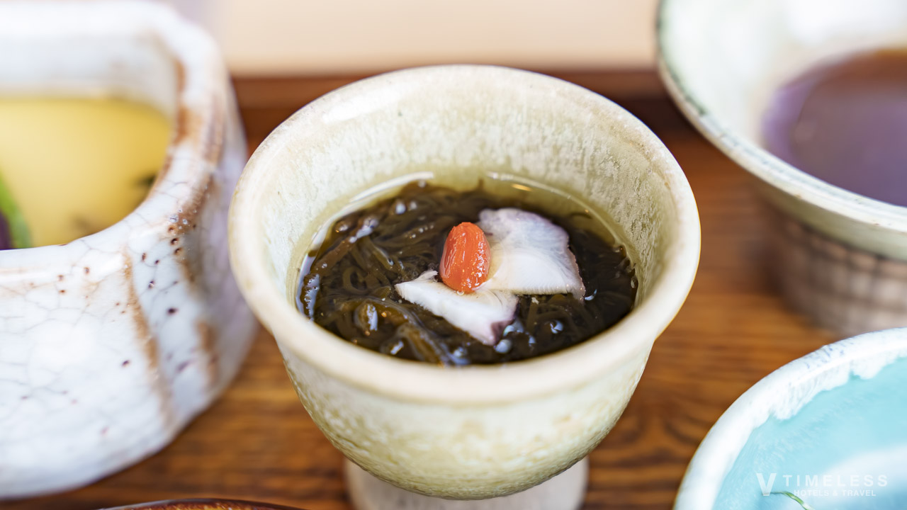 彩の朝食の琉球膳に並ぶ沖縄もずくとタコのさっぱり酢の物