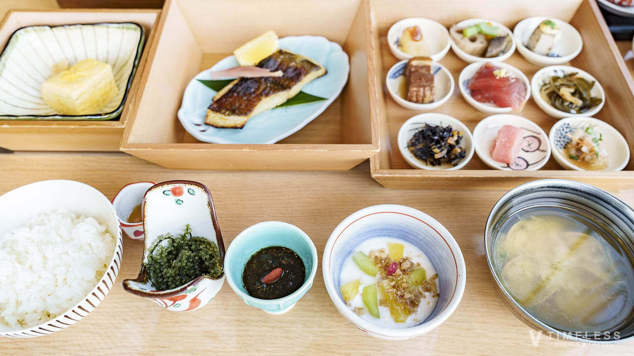 彩の朝食のプレミアム朝食・末広三段重に並ぶ焼き魚と小鉢の豪華和朝食
