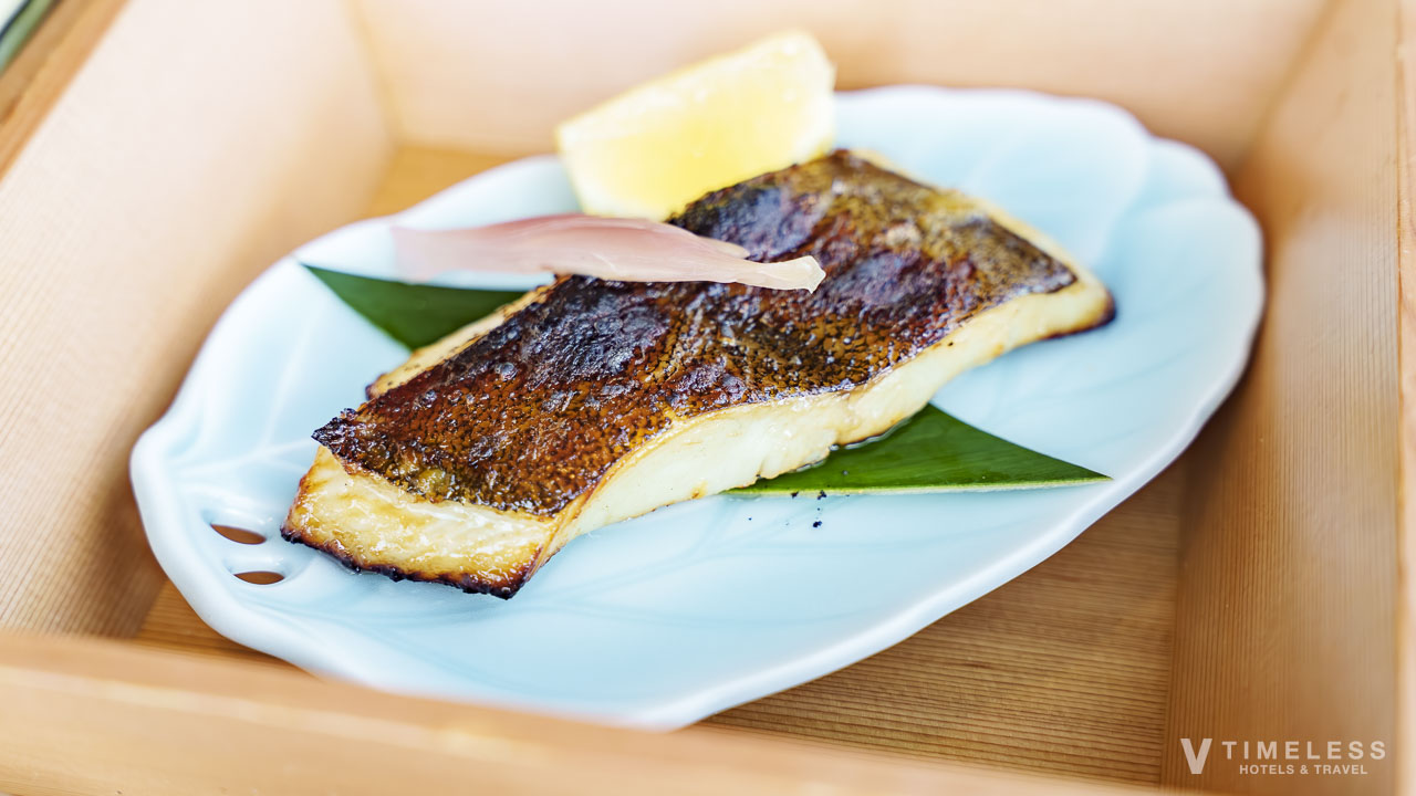 彩の朝食プレミアム朝食の末広三段重に盛られた香ばしい焼き魚