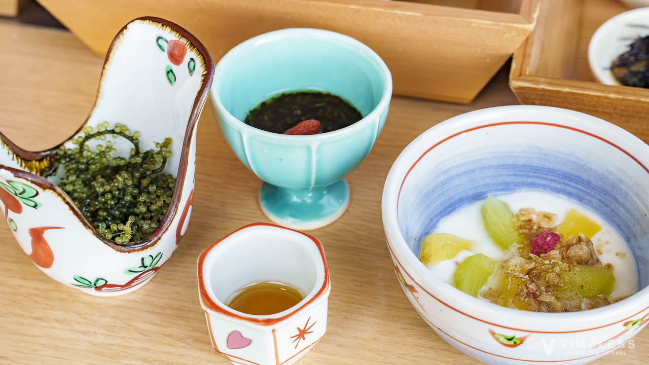 彩の朝食プレミアム朝食に添えられる沖縄もずくと琉球副菜