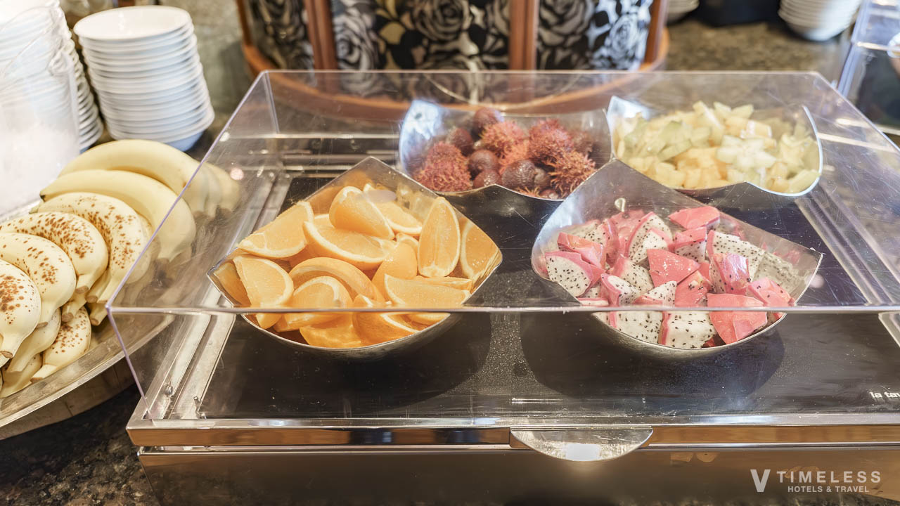 ルネッサンスリゾートオキナワのフォーシーズンの朝食に並ぶ色鮮やかなフルーツビュッフェ