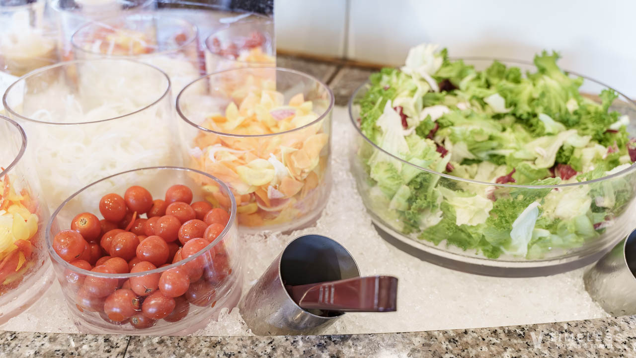 ルネッサンスリゾートオキナワのフォーシーズンの朝食サラダコーナーに並ぶ新鮮野菜