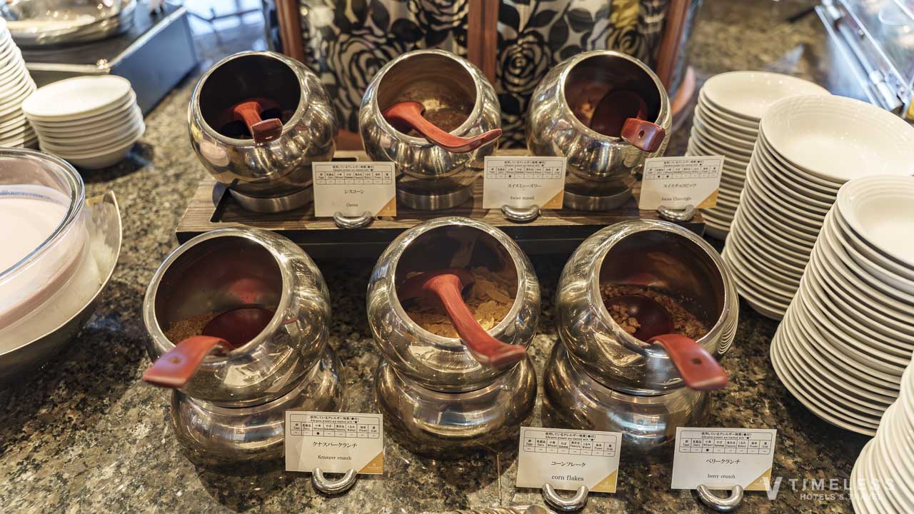 ルネッサンスリゾートオキナワのフォーシーズンの朝食ビュッフェに並ぶシリアルやグラノーラのトッピングコーナー