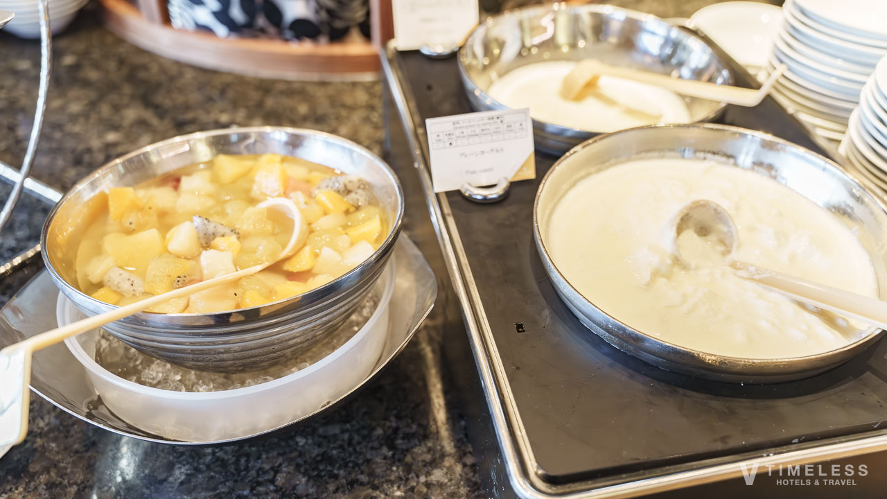 ルネッサンスリゾートオキナワのフォーシーズンの朝食で楽しめるフルーツ入りヨーグルト