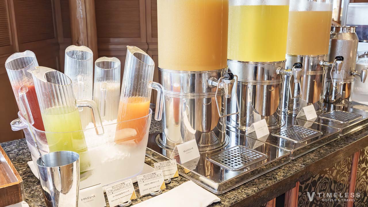 ルネッサンスリゾートオキナワのフォーシーズンの朝食ビュッフェに並ぶフレッシュジュースとドリンクステーション