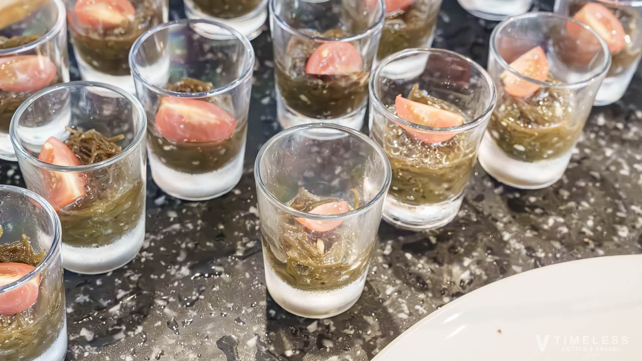 ルネッサンスリゾートオキナワのフォーシーズン朝食ビュッフェで提供される、トマトを添えたひと手間加えたもずく酢のグラス盛り