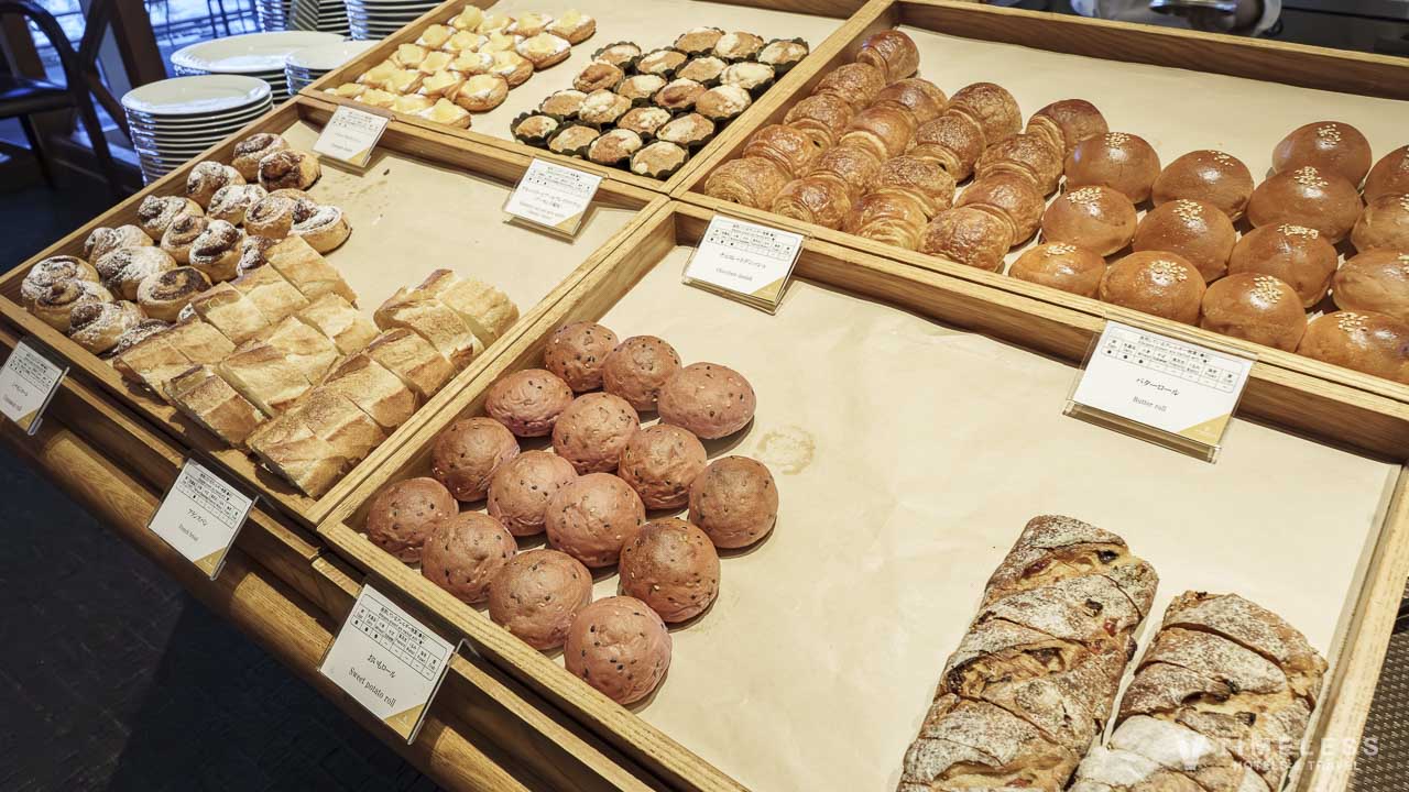 ルネッサンスリゾートオキナワのフォーシーズンの朝食ビュッフェに並ぶ種類豊富なパンとベーカリー