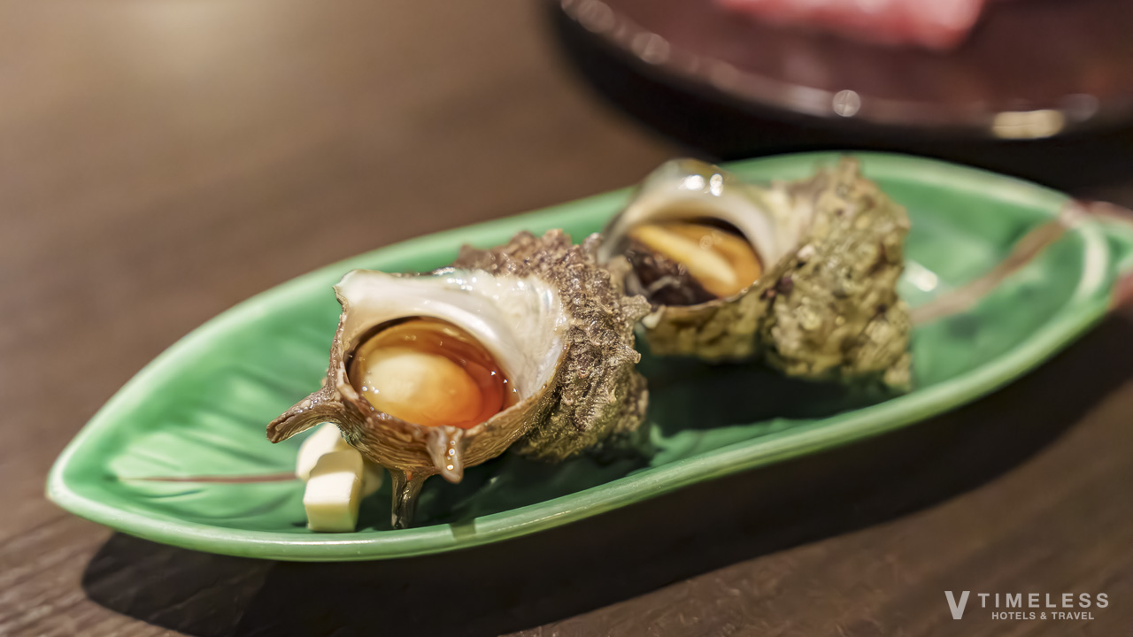 海風で提供されるサザエ