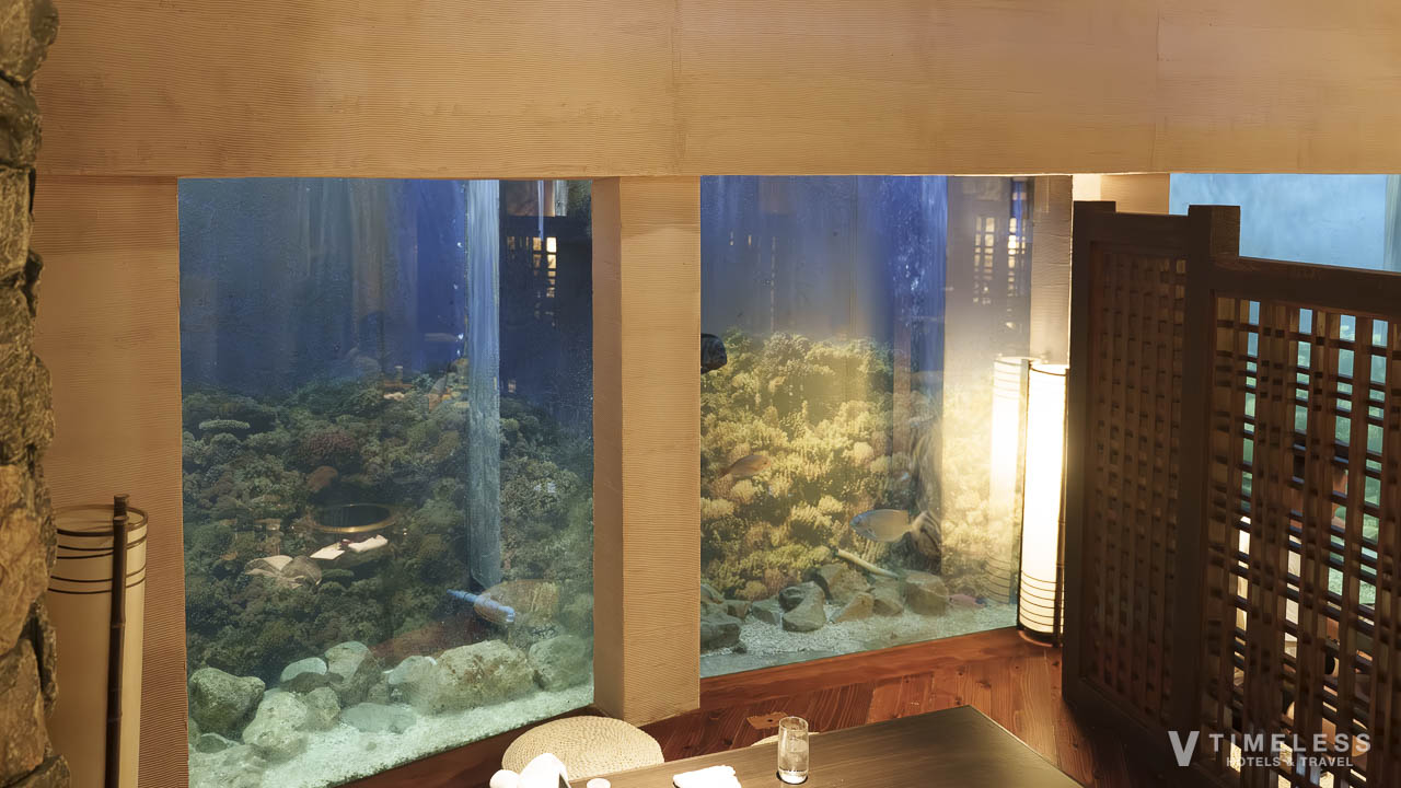 海中を眺めながら食事を楽しめる海上レストラン