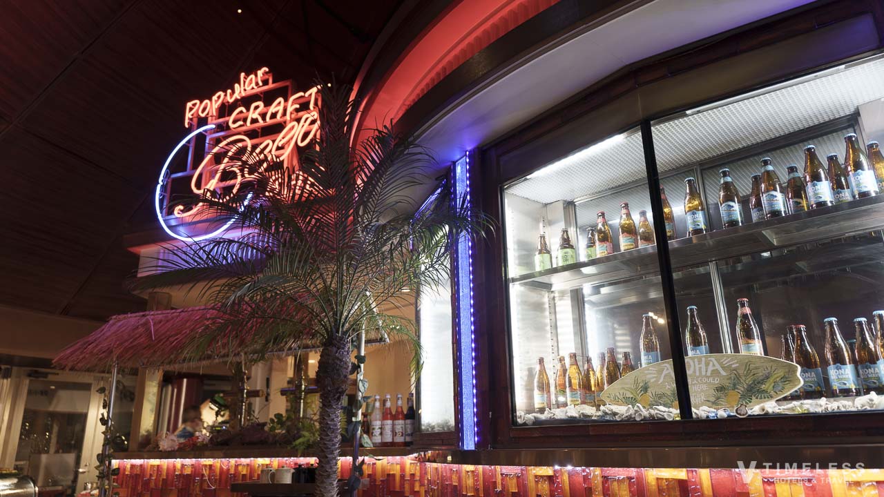 コーラルシービューのハワイアンな店内