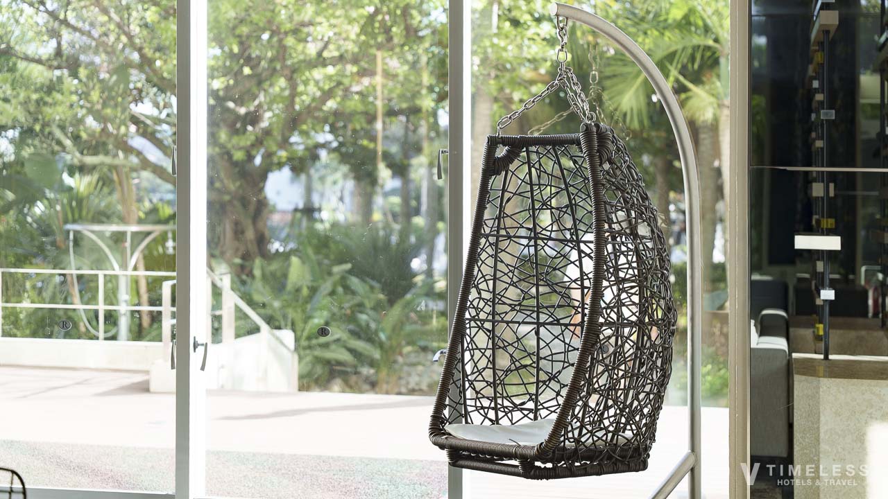 ロビーのハンギングチェア