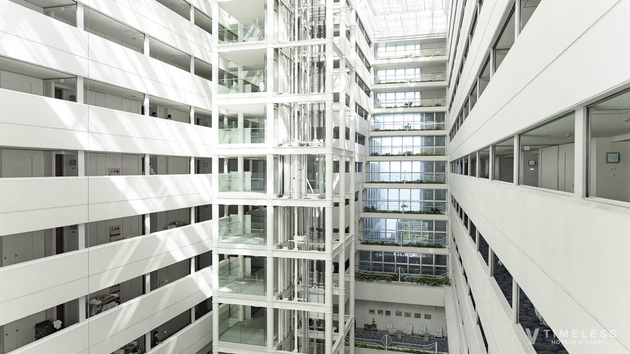 吹き抜けが気持ちいい開放的な空間