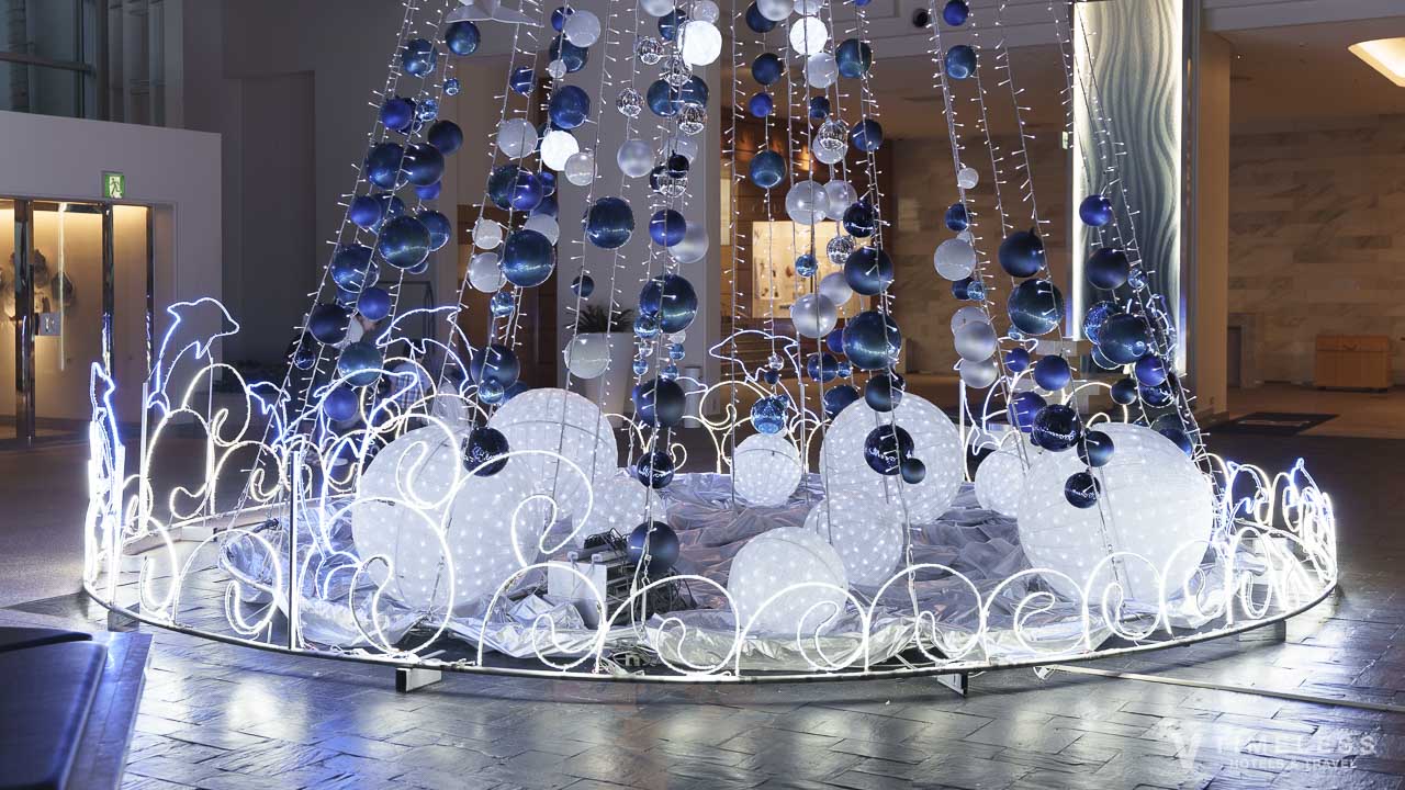 夜になるとライトアップされるクリスマスツリー