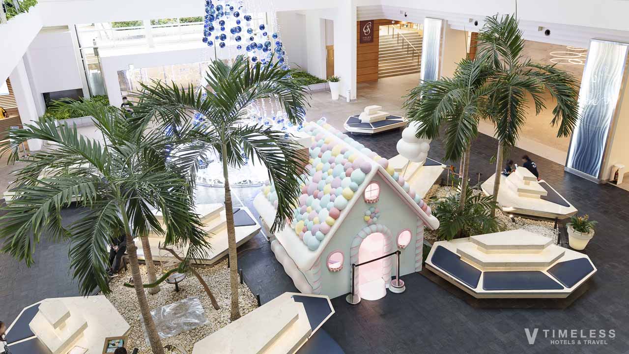 ヤシの木やお菓子の家があるロビー