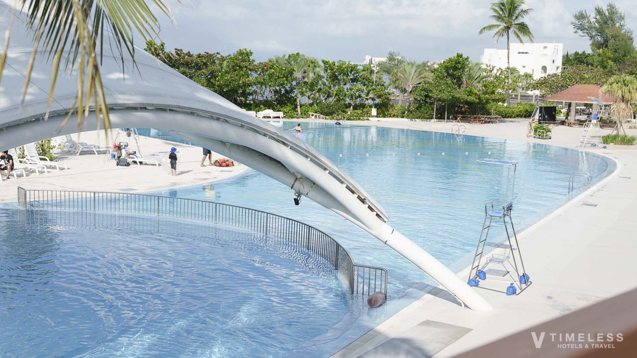 リゾート感を味わえるルネッサンスリゾートオキナワのプール