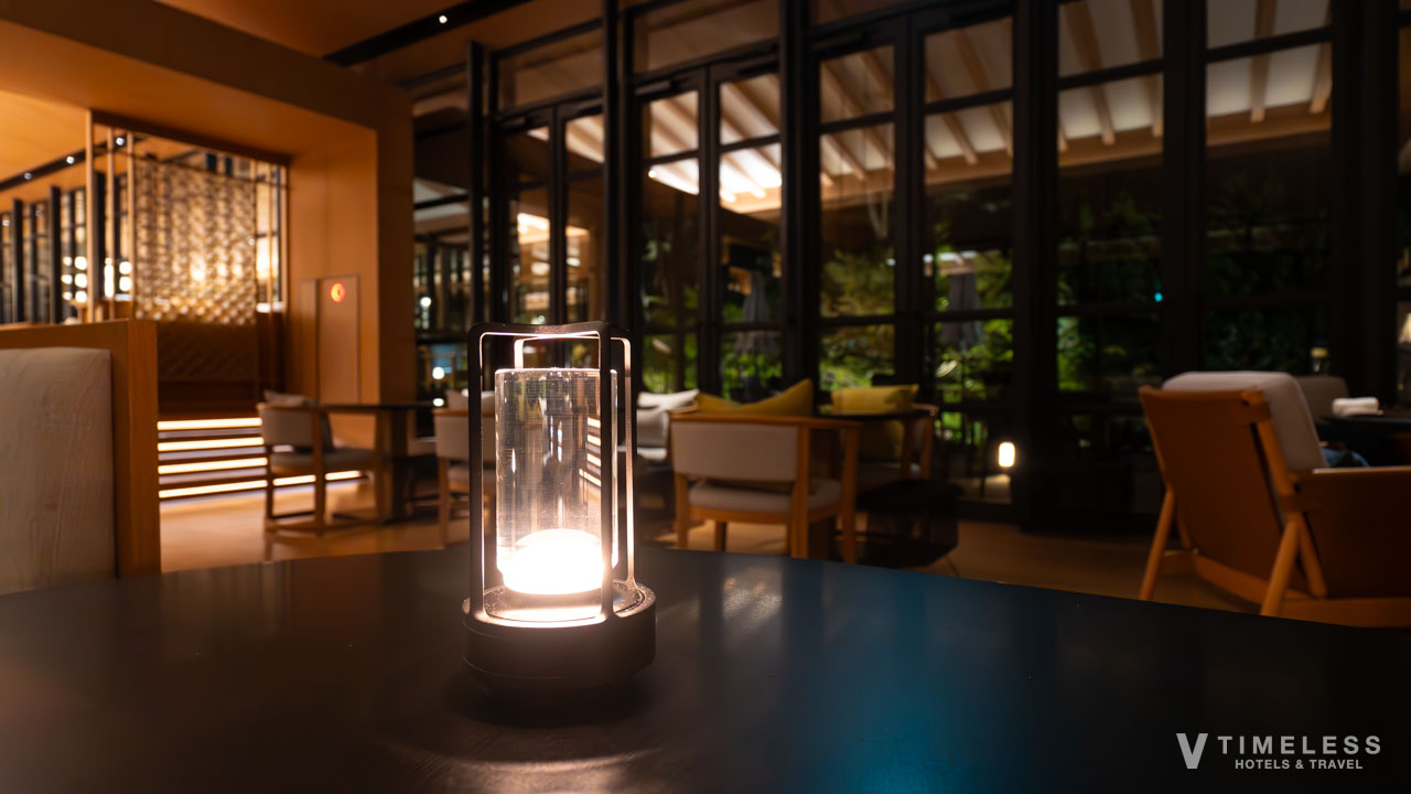 テーブル席では、ランタンの光で落ち着く空間